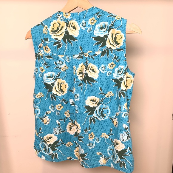 Erika Woman’s Blue Floral Sleeveless Button Top shirt size Medium Petite - Picture 8 of 8